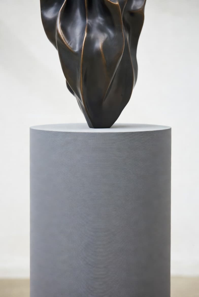 Sockel mit eingesetzter Skulptur